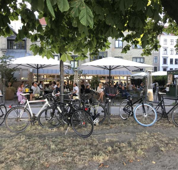 Frokost på terrassen hos La Pausa i København.